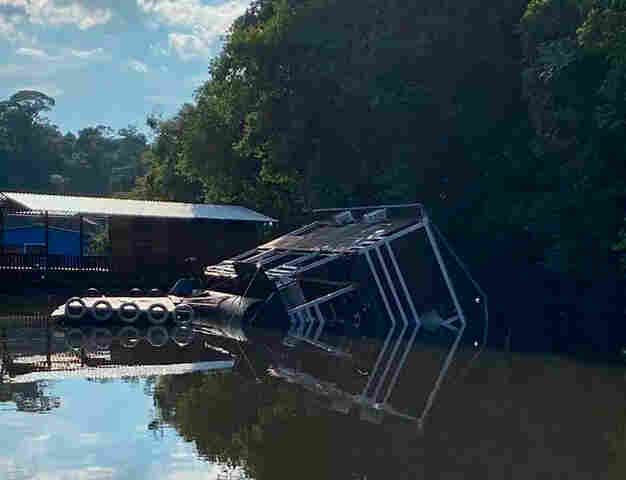 Flutuante afunda em Candeias e Polícia investiga aglomeração de pessoas