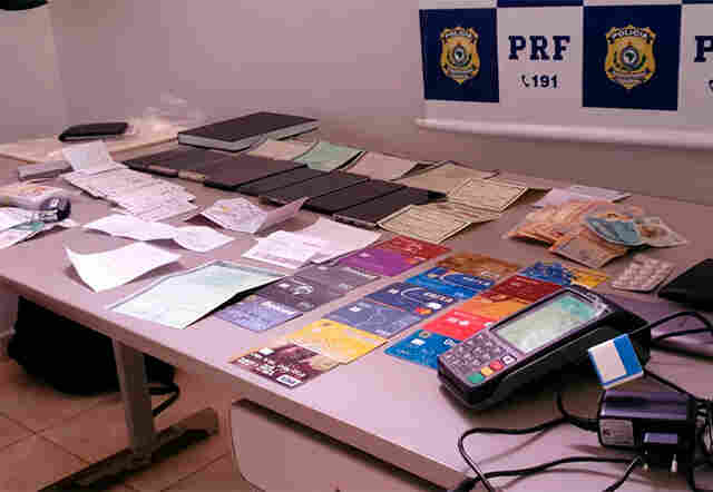 Vídeo: PRF em Rondônia prende trio especializado em falsificações; bando tinha até papel moeda