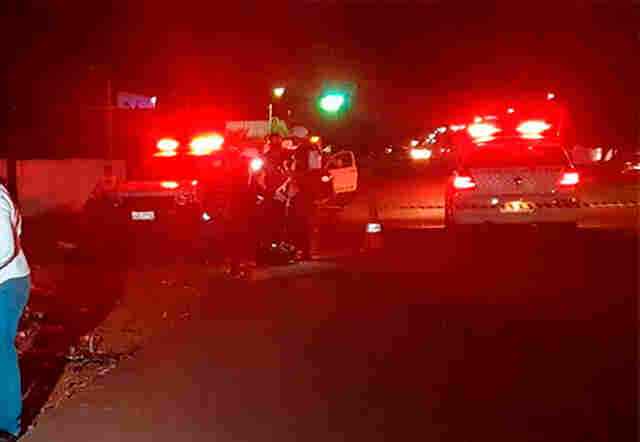 Motociclista morre após colidir contra árvore na Capital