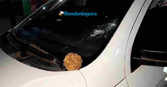 Homem joga pedra em viatura na Capital