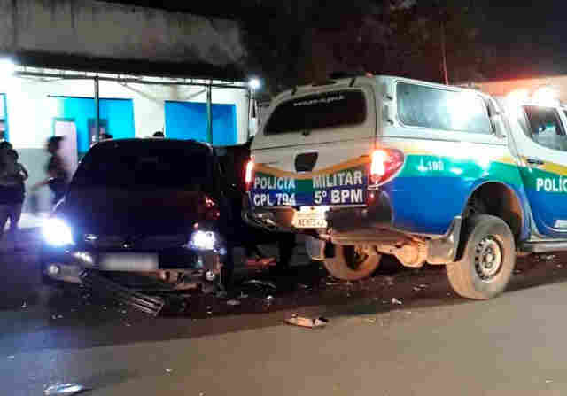 Após sair de bar, homem colide carro em viatura da PM