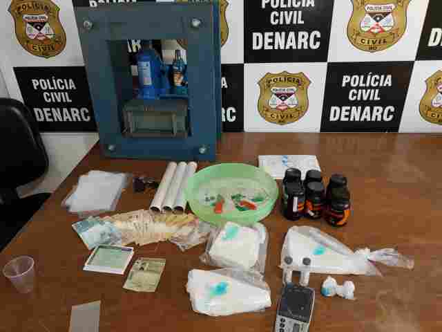 Denarc prende traficante em “laboratório de refino”