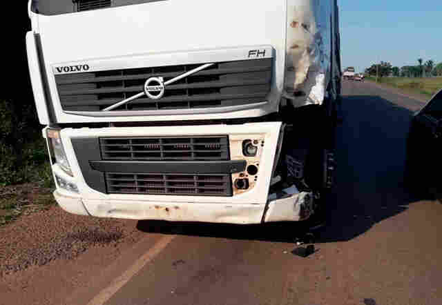 Motociclista morre atropelado por carreta na BR-364