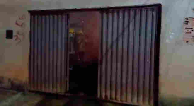 Incêndio destrói casa e carro na Zona Sul