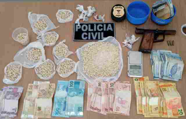 Idoso é flagrado com grande quantidade de drogas e arma