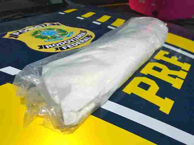 Mulher rouba droga de traficante, mas é presa pela PRF