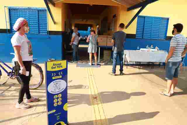 Prefeitura segue entrega de kits de alimentação e material escolar