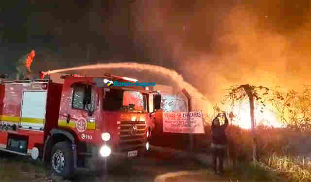 Vídeo: Bombeiros tentam controlar incêndio próximo a grande supermercado na Zona Leste
