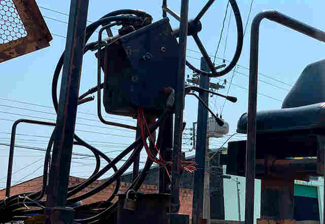 Máquinas que trabalhavam em asfaltamento são danificadas por vândalos