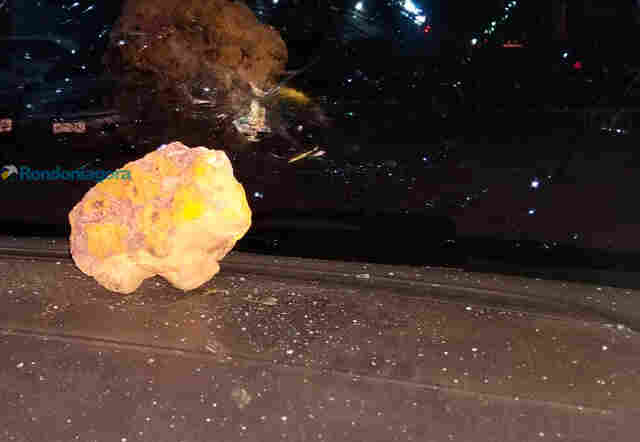 Mais um morador de rua é preso após atingir veículos com pedradas