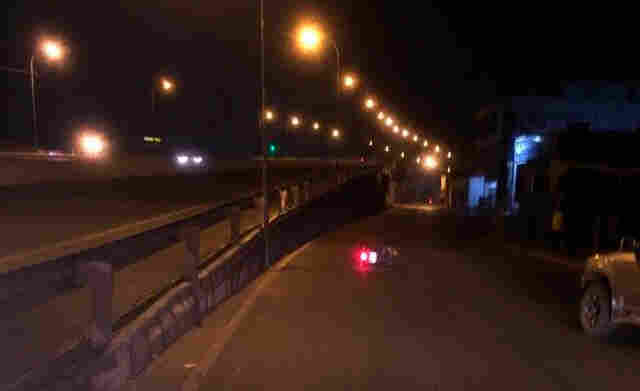 Motociclista morre em grave acidente após bater em poste