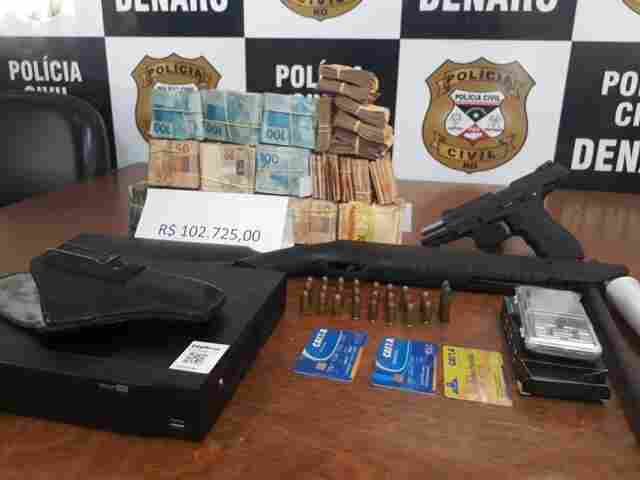Denarc prende suspeito com arma e R$ 102 mil