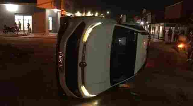 Motorista avança preferencial e causa tombamento na Zona Sul