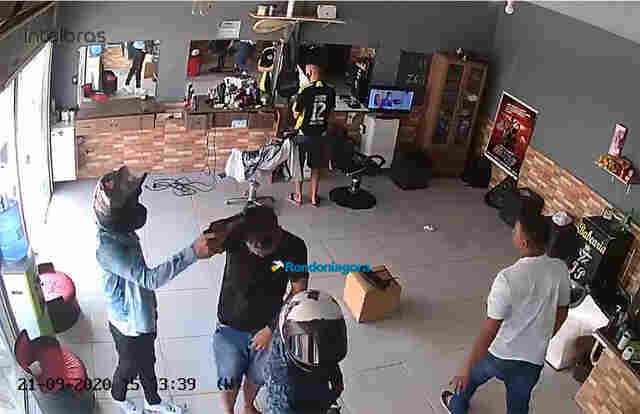 Câmera mostra agressões de bandidos contra vítimas durante roubo