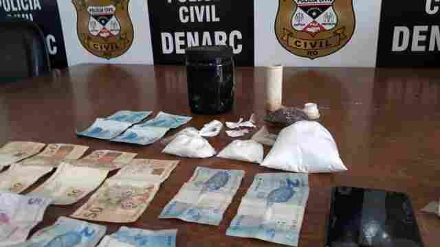 Traficante é preso com drogas em construção