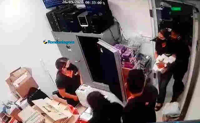 Vídeo: Criminosos armados assaltam loja e levam cerca de 150 celulares; Polícia pede ajuda