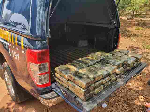 PRF apreende 46 quilos de skunk e 7,45 de cocaína em carro transportado por caminhão cegonha