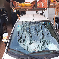 Veículo a serviço da Energisa é atingido por pedrada após equipe anunciar corte