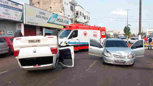 Acidente com capotamento deixa homem ferido