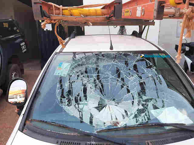 Veículo a serviço da Energisa é atingido por pedrada após equipe anunciar corte