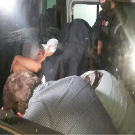 Vídeo: Prefeitos e ex-deputado presos pela PF são levados do IML para presídios