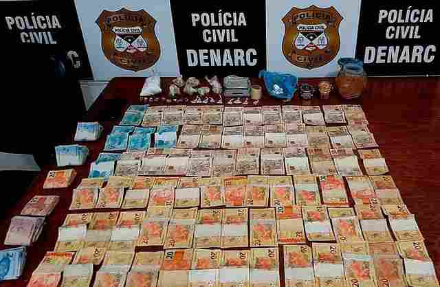 Denarc prende dupla com drogas e grande quantidade de dinheiro