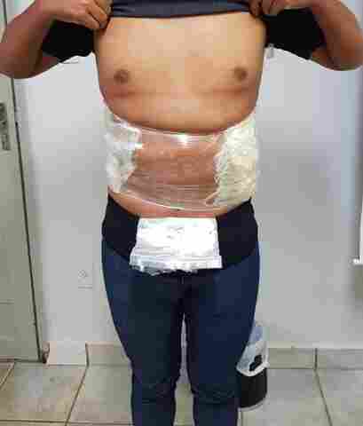 PF prende homem com dois quilos de cocaína amarrados ao corpo no aeroporto Jorge Teixeira