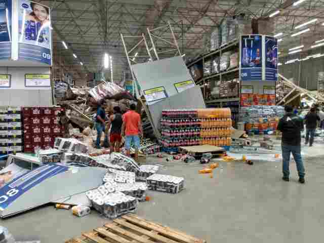 Vídeos: Um morto e vários feridos em desabamento em supermercado no Maranhão