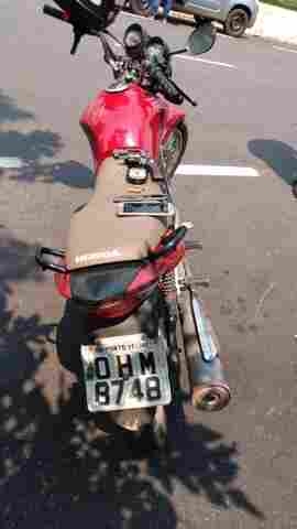 Polícia prende homem armado e moto adulterada