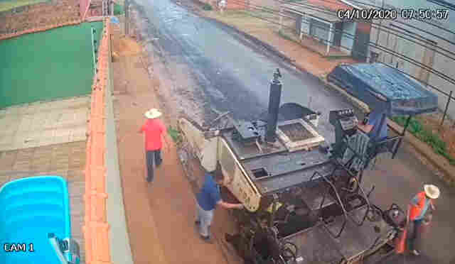 Vídeos mostram maquina de asfalto sendo levada por quatro homens