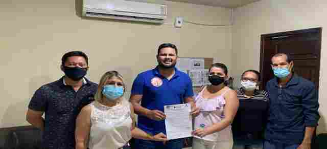 Samuel Costa assina termo de compromisso com profissionais de enfermagem