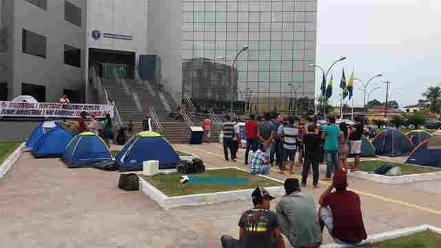 Manifestantes de Jacinópolis acampam em frente à Assembleia