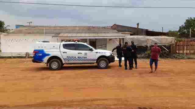 Homem é assassinado com tiro na cabeça na frente da mãe