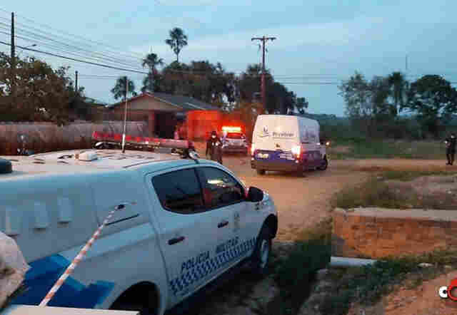 Irmãos são mortos em frente de casa