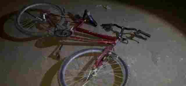 Ciclista fica em estado grave após ser atropelado por dois carros