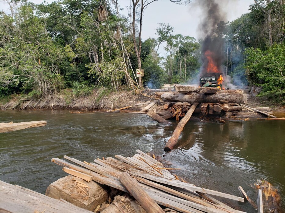 Operação da PF destrói equipamentos usados em garimpo e extração de madeira em área indígena