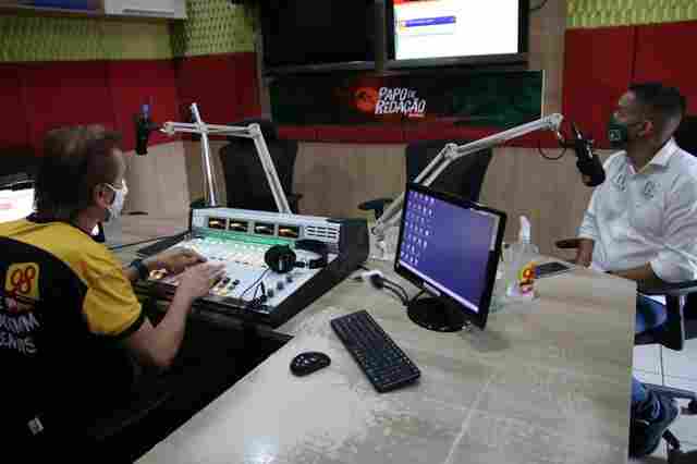 Sargento Eyder Brasil apresenta plano de governo em entrevista à rádio local e visita Zona Leste da capital