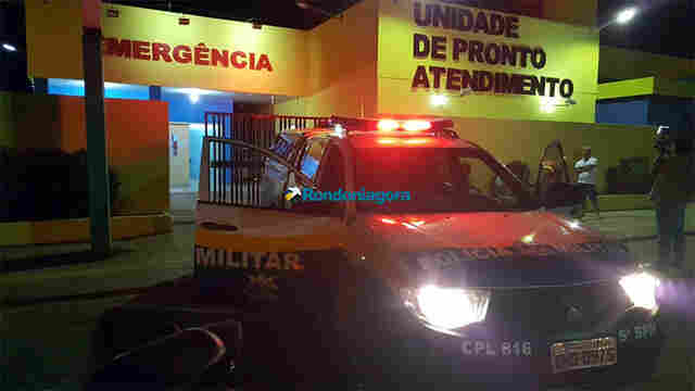 Jovens são esfaqueados por assaltante na frente de casa noturna