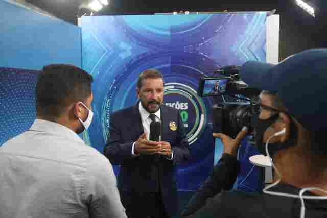 Em debate, Hildon Chaves mostra trabalho e responde a ataques de candidato petista