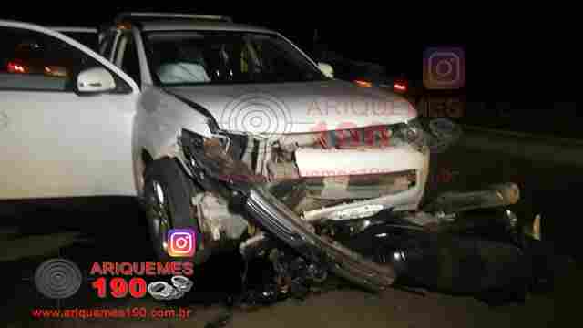 Homem morre em colisão de moto com caminhonete