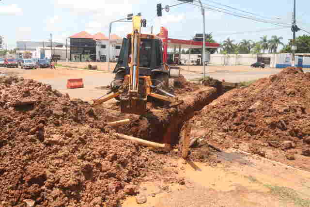 Hildon Chaves explica que alagações estão sendo combatidas com obras de drenagem