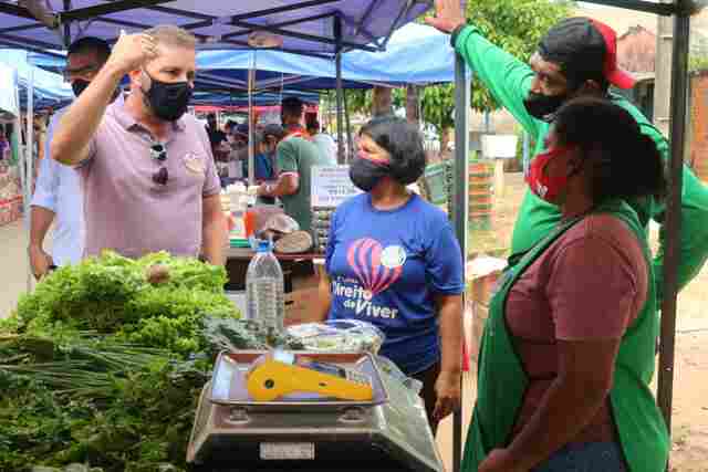 Hildon Chaves vai a feira livre, caminha pela Jatuarana e agradece organizadores do debate do Rondoniaovivo