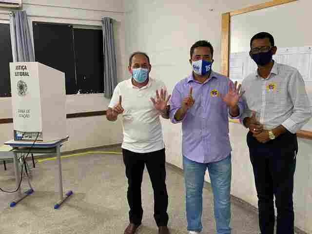 Presidente da Assembleia Legislativa vota acompanhado do candidato do MDB