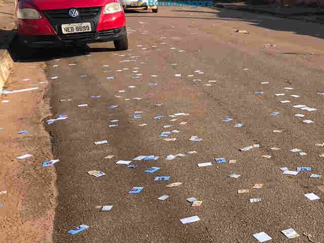 Mesmo com alertas e orientações, candidatos ainda provocam derrame de santinhos