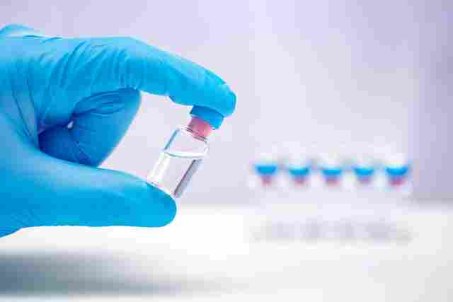 Vacina da AstraZeneca é promissora em idosos, revela estudo