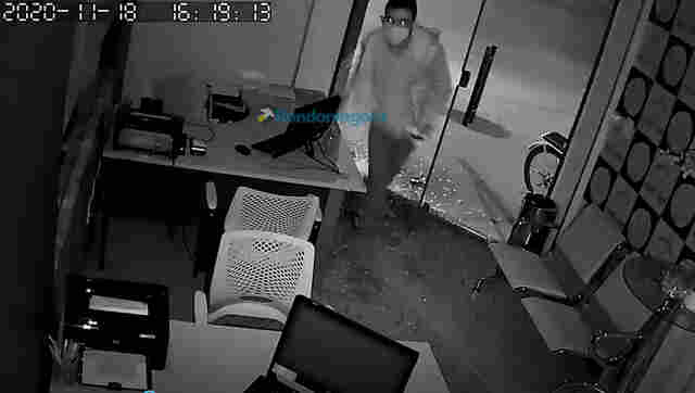 Vídeo: Câmeras flagram ladrão arrombando e roubando autoescola