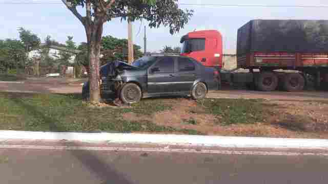 Jovem morre em colisão de carro em árvore