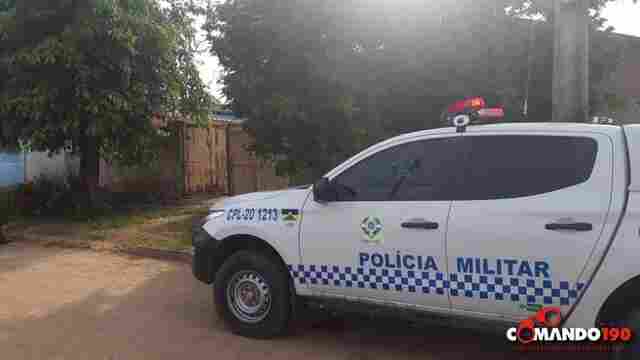 Homem é morto dentro de casa e esposa é socorrida ao hospital