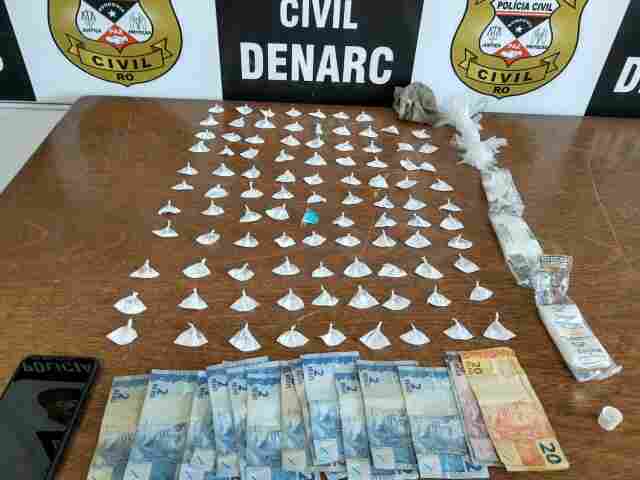 Polícia prende dois e encontra droga enterrada em quintal de casa