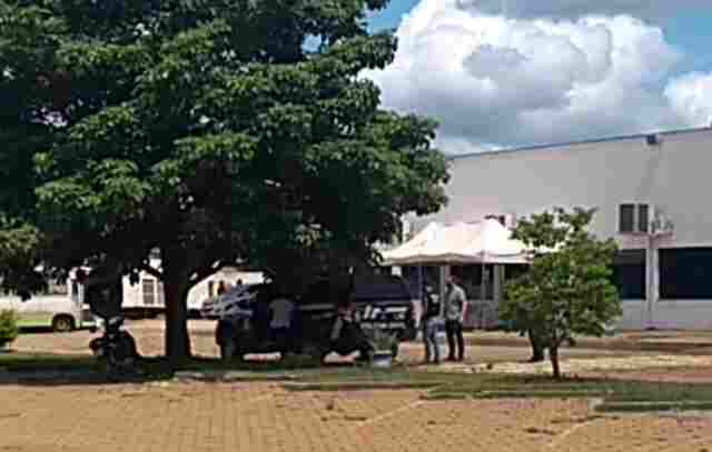 Servidora do Detran é presa acusada de pedir dinheiro para liberar veículos